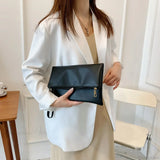 Bolso de mano tipo sobre para el Día de la Moda