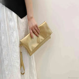 Bolso de mano tipo sobre para el Día de la Moda
