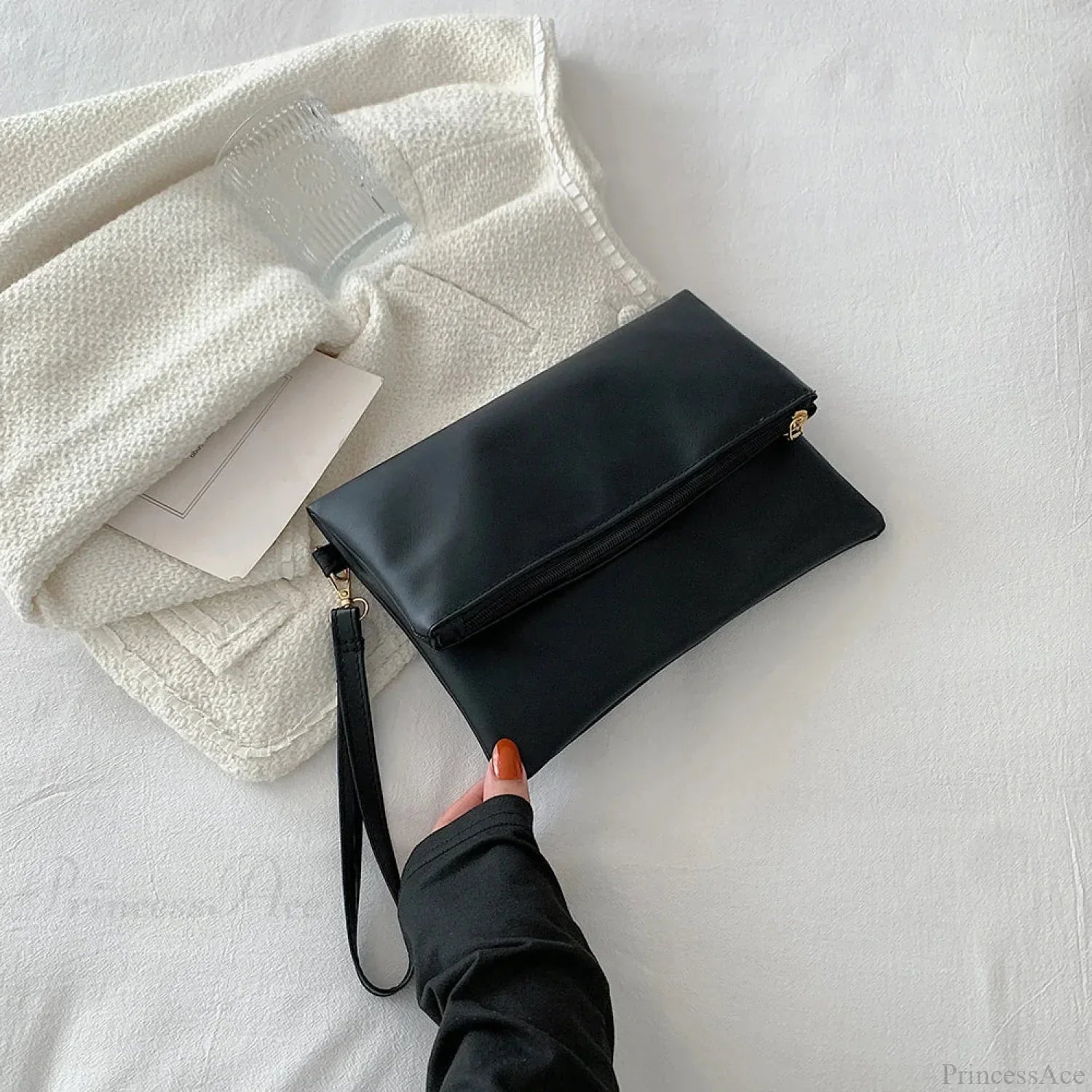 Bolso de mano tipo sobre para el Día de la Moda