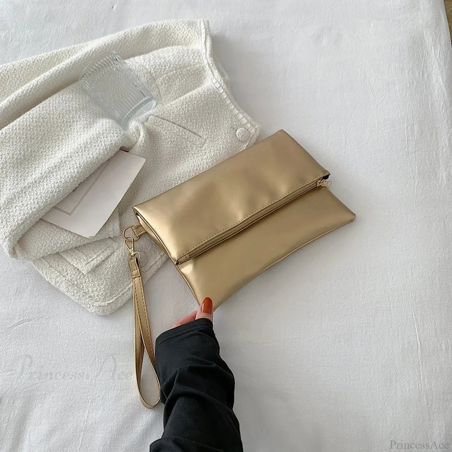 Bolso de mano tipo sobre para el Día de la Moda