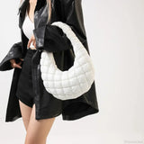 Bolso acolchado con correa de hombro plisada estilo nube
