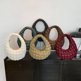 Bolso acolchado con correa de hombro plisada estilo nube