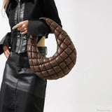 Bolso acolchado con correa de hombro plisada estilo nube