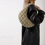 Bolso acolchado con correa de hombro plisada estilo nube