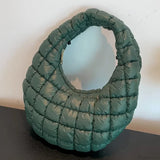 Bolso acolchado con correa de hombro plisada estilo nube