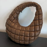 Bolso acolchado con correa de hombro plisada estilo nube