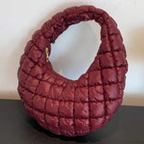 Bolso acolchado con correa de hombro plisada estilo nube