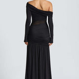 Vestido de noche transparente con pliegues y hombros descubiertos