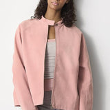 Chaqueta minimalista de ante con cuello alto