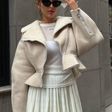 Elegante abrigo de piel y cuero con cremallera original.
