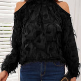 Elegante blusa de hombros descubiertos adornada con plumas para mujer