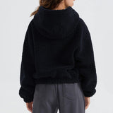 Chaqueta corta con cremallera y capucha mullida