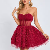 Vestido de noche sin tirantes con perlas y volantes