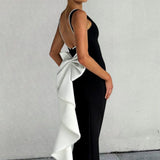 Elegante vestido de noche con lazo y corte entallado.