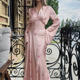 Vestido largo evasé con escote en pico y bajo acampanado en satén con estampado floral