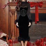 Elegante vestido midi femenino con plumas, cintura alta y corte entallado, adornado con paneles de malla.