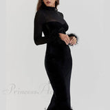 Elegante vestido midi femenino con plumas, cintura alta y corte entallado, adornado con paneles de malla.