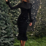 Elegante vestido midi femenino con plumas, cintura alta y corte entallado, adornado con paneles de malla.