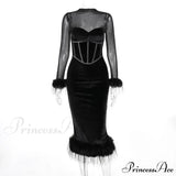 Elegante vestido midi femenino con plumas, cintura alta y corte entallado, adornado con paneles de malla.