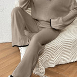 Conjunto de dos piezas: pantalón de punto de pierna ancha con escote en pico informal.