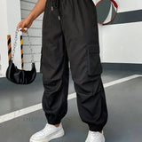 Pantalones cargo con bolsillos de solapa y cintura con cordón lateral.