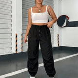 Pantalones cargo con bolsillos de solapa y cintura con cordón lateral.