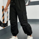 Pantalones cargo con bolsillos de solapa y cintura con cordón lateral.