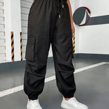 Pantalones cargo con bolsillos de solapa y cintura con cordón lateral.
