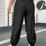 Pantalones cargo con bolsillos de solapa y cintura con cordón lateral.