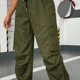 Pantalones cargo con bolsillos de solapa y cintura con cordón lateral.