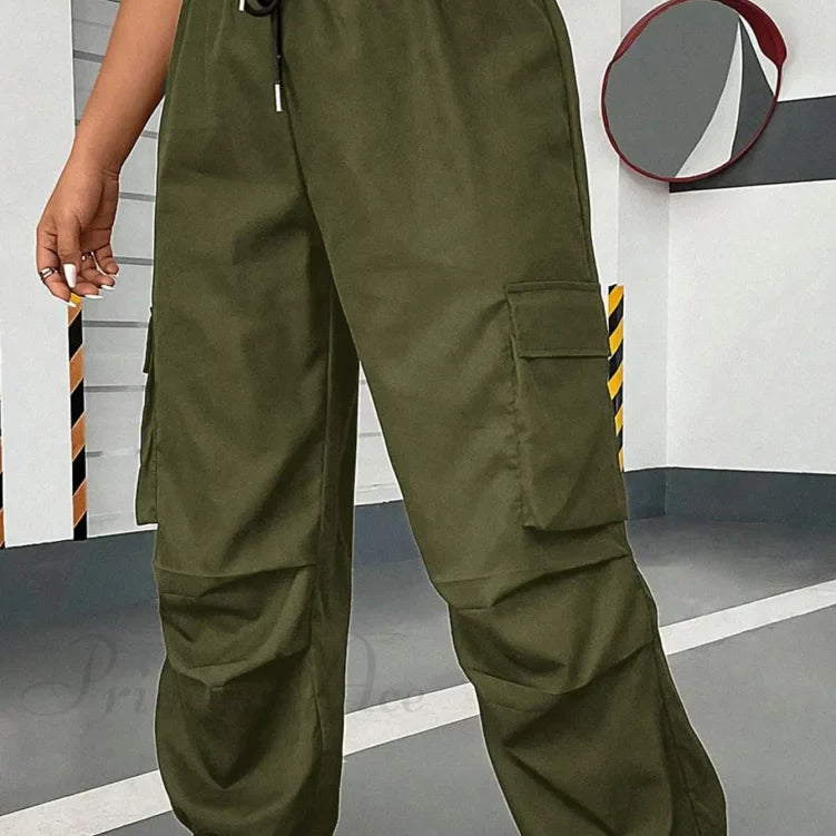 Pantalones cargo con bolsillos de solapa y cintura con cordón lateral.