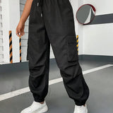 Pantalones cargo con bolsillos de solapa y cintura con cordón lateral.