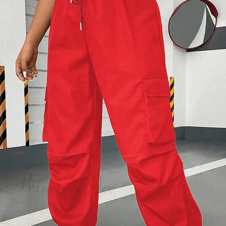 Pantalones cargo con bolsillos de solapa y cintura con cordón lateral.