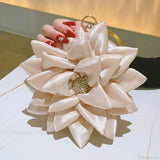 Pulsera floral tipo tote color champán