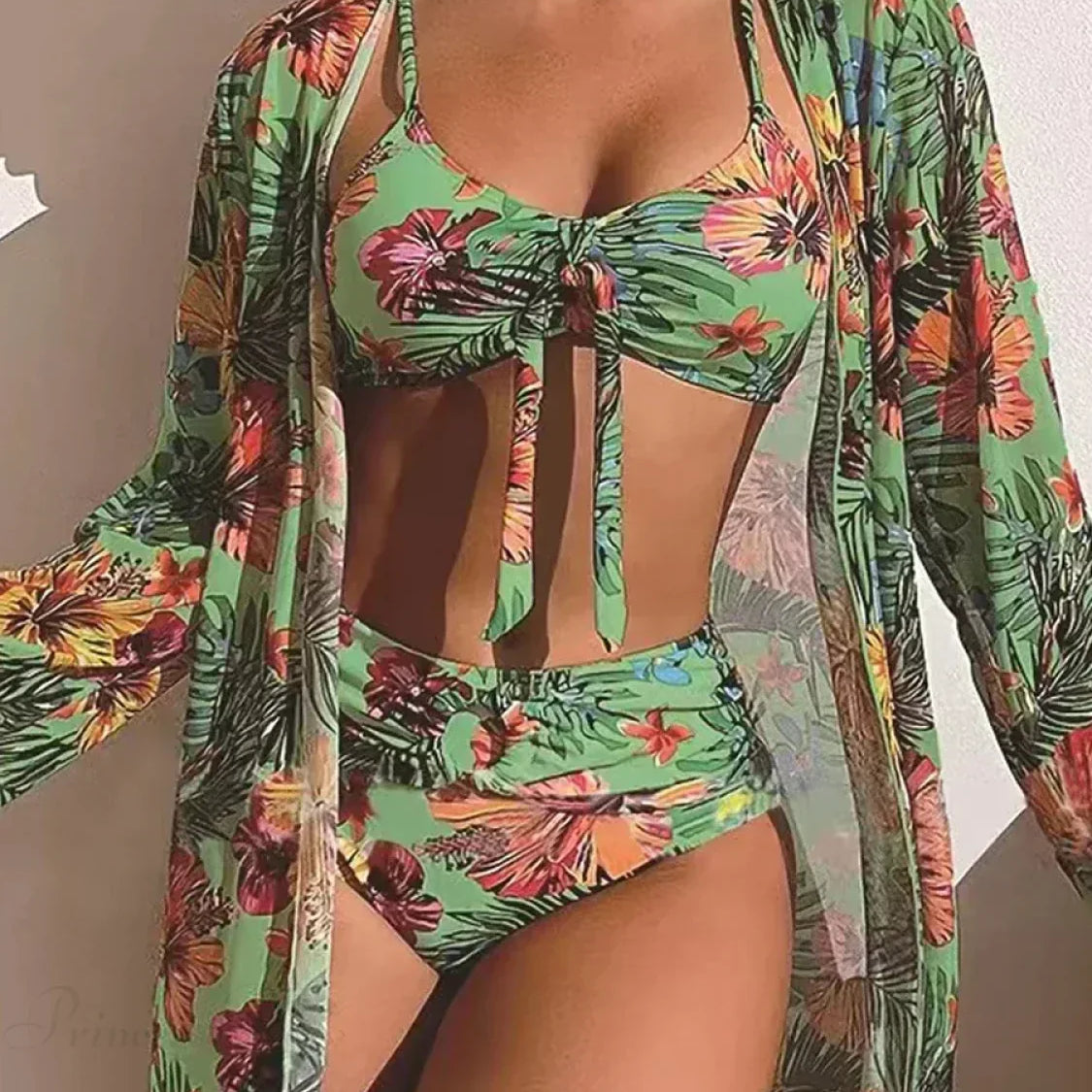 Conjunto de dos piezas con manga larga y lazo floral en la parte delantera.