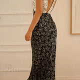 Vestido con estampado floral, escote en pico, detalles en contraste y espalda con cordones.