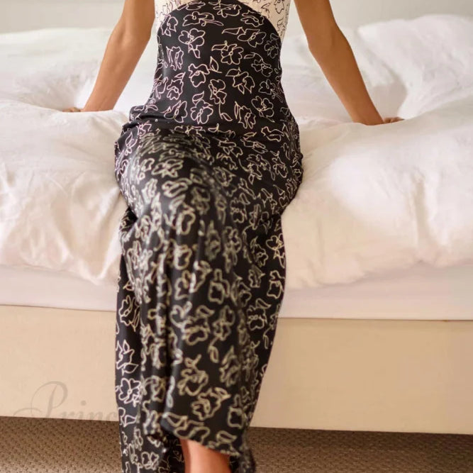 Vestido con estampado floral, escote en pico, detalles en contraste y espalda con cordones.