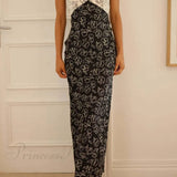Vestido con estampado floral, escote en pico, detalles en contraste y espalda con cordones.