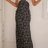 Vestido con estampado floral, escote en pico, detalles en contraste y espalda con cordones.