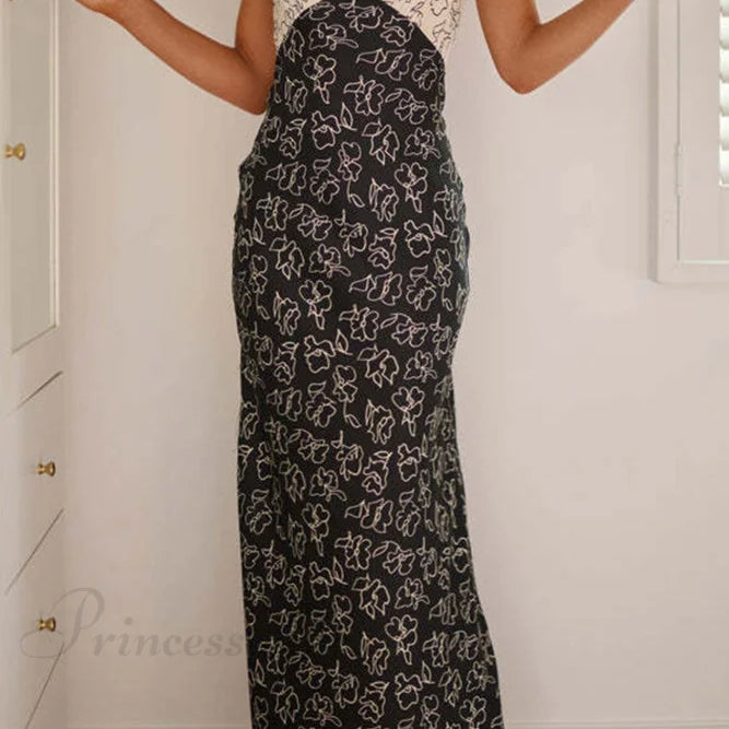 Vestido con estampado floral, escote en pico, detalles en contraste y espalda con cordones.