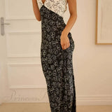 Vestido con estampado floral, escote en pico, detalles en contraste y espalda con cordones.