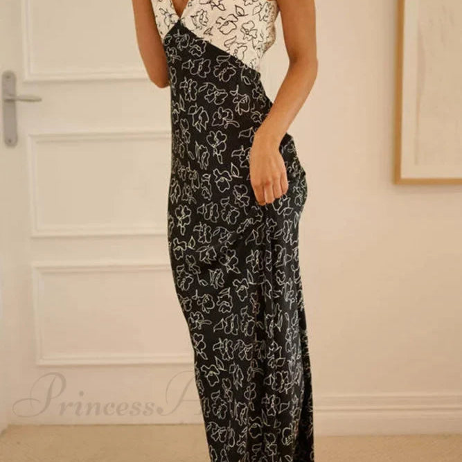 Vestido con estampado floral, escote en pico, detalles en contraste y espalda con cordones.