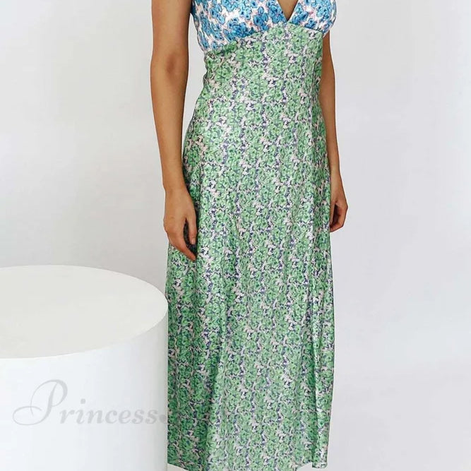 Vestido con estampado floral, escote en pico, detalles en contraste y espalda con cordones.