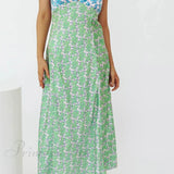 Vestido con estampado floral, escote en pico, detalles en contraste y espalda con cordones.