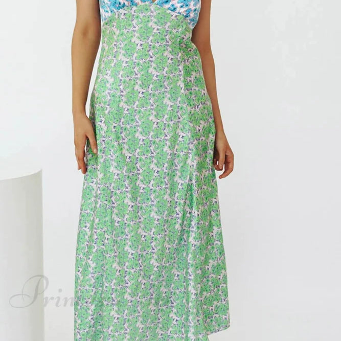 Vestido con estampado floral, escote en pico, detalles en contraste y espalda con cordones.