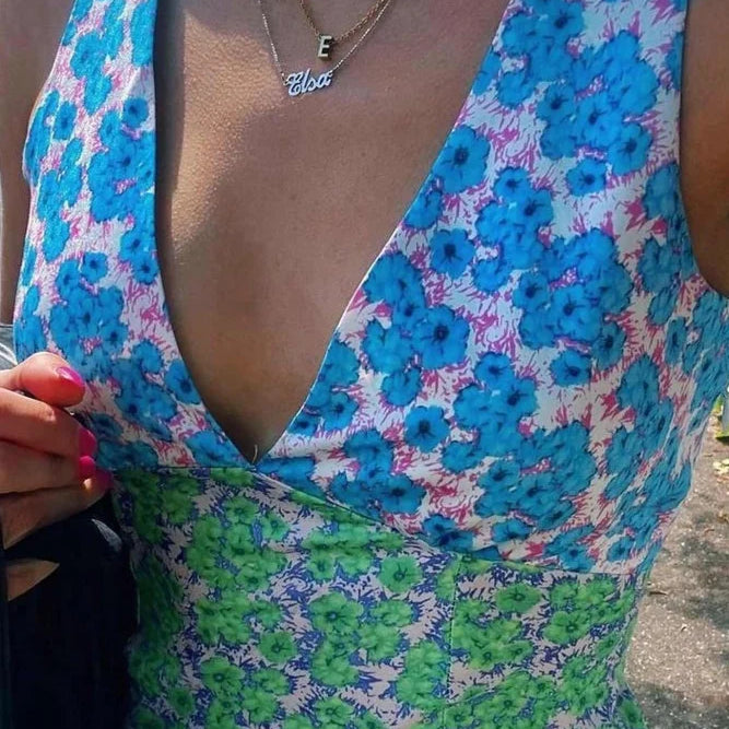 Vestido con estampado floral, escote en pico, detalles en contraste y espalda con cordones.