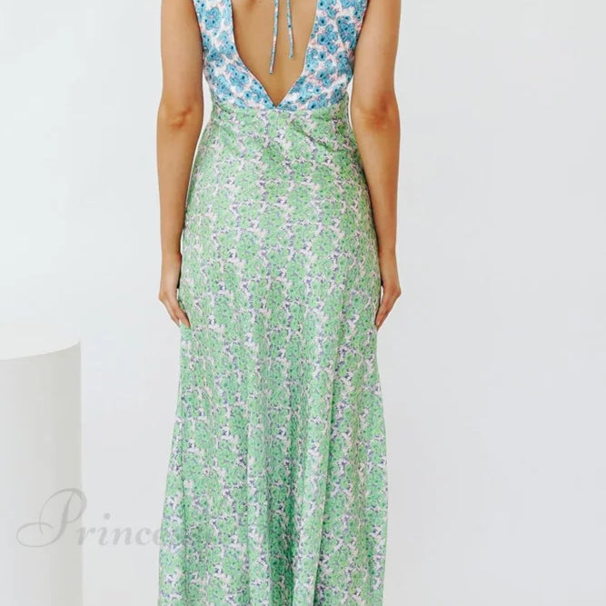 Vestido con estampado floral, escote en pico, detalles en contraste y espalda con cordones.