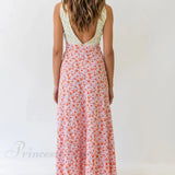 Vestido con estampado floral, escote en pico, detalles en contraste y espalda con cordones.