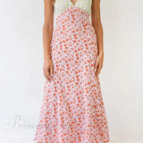 Vestido con estampado floral, escote en pico, detalles en contraste y espalda con cordones.
