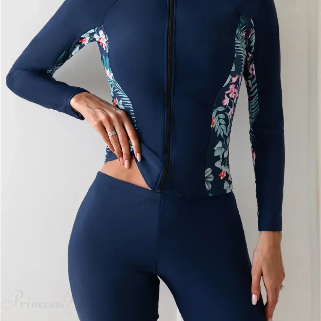 Traje de neopreno de dos piezas con estampado floral